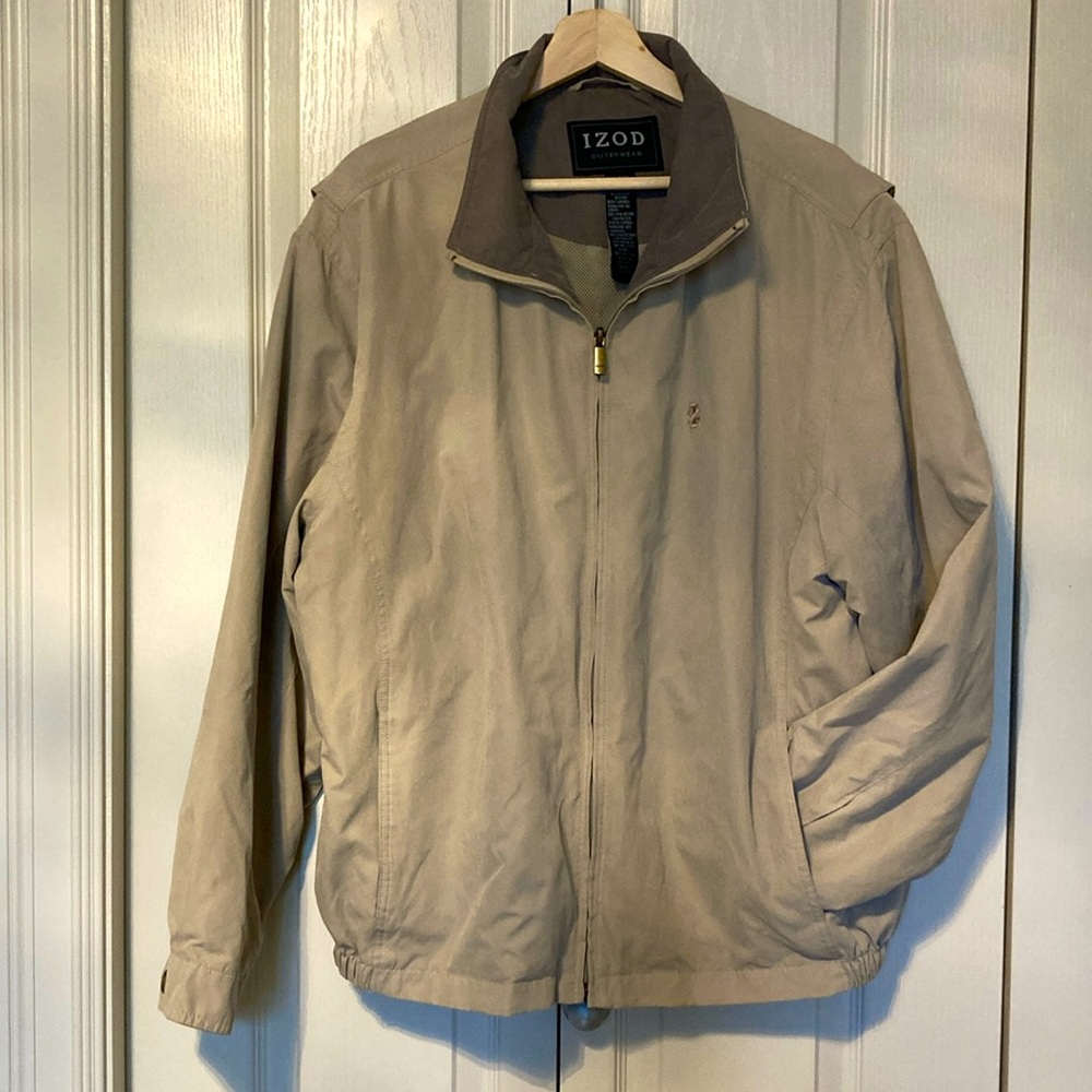 EUC IZOD men’s golf/dressy jacket. 2 tone cream and taupe. Size large.